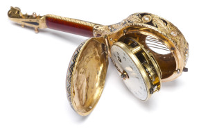 Gold-Emailuhr in Form einer Mandoline, Genf, um 1820. Uhrenmuseum Winterthur, Sammlungsausstellung Oscar Schwank. Foto: Michael Lio
