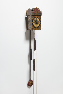 Foto: Michael Lio; «Die Entwicklung der Pendeluhr». Eiserne Wanduhr, Süddeutschland, um 1600. Sammlung Konrad Kellenberger.