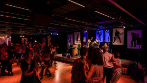 Altstadtswing mit Crash-Kurs und Live-Band «Linda Kyei»